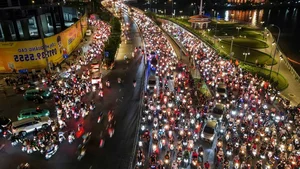 Tens of Thousands Flood the Streets as Vietnam Celebrates Historic Football Championship - image 13