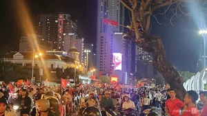 Tens of Thousands Flood the Streets as Vietnam Celebrates Historic Football Championship - image 18