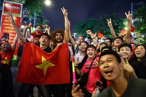 Tens of Thousands Flood the Streets as Vietnam Celebrates Historic Football Championship - image 4
