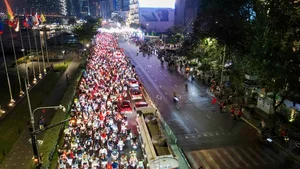 Tens of Thousands Flood the Streets as Vietnam Celebrates Historic Football Championship - image 15