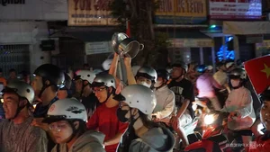 Tens of Thousands Flood the Streets as Vietnam Celebrates Historic Football Championship - image 2