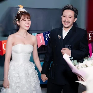 Hari Won Shines Solo on the Runway in Korea, Stunning in Strapless Gown - image 5