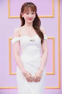 Hari Won Shines Solo on the Runway in Korea, Stunning in Strapless Gown - image 10