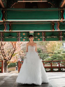 Hari Won Shines Solo on the Runway in Korea, Stunning in Strapless Gown - image 2