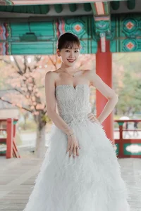 Hari Won Shines Solo on the Runway in Korea, Stunning in Strapless Gown - image 4