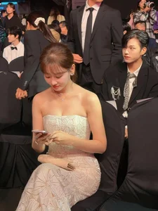 Hari Won Shines Solo on the Runway in Korea, Stunning in Strapless Gown - image 3
