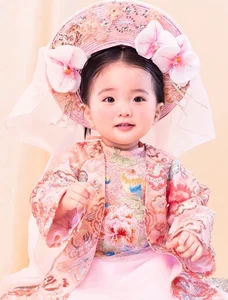 Khanh Thi's Daughter Charms Social Media with Adorable Doll-Like Northern Bling Style - image 2