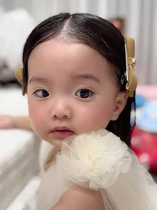 Khanh Thi's Daughter Charms Social Media with Adorable Doll-Like Northern Bling Style - image 6
