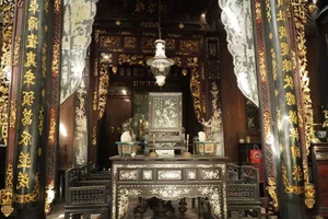 Exploring a Historic 200-Year-Old House in the Mekong Delta - image 7