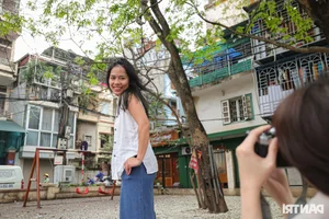 Youth Flock to Hanoi's Most Popular Sưa Flower Tree for Stunning Spring Photos - image 2