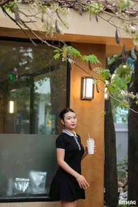 Youth Flock to Hanoi's Most Popular Sưa Flower Tree for Stunning Spring Photos - image 7