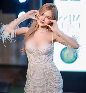 Bold Christmas Bunny Cosplay Takes Festive Glamour to Next Level - image 2