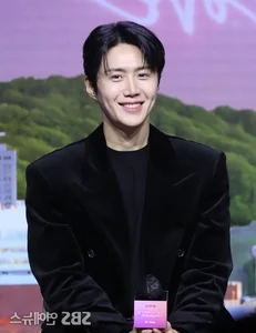Kim Seon Ho Captivates Fans with Charming Translator Visuals - image 4