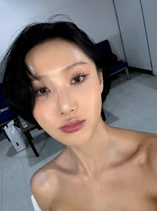 K-Pop Idol Stuns Fans With Bold Exposed Bra Fashion Trend - image 2