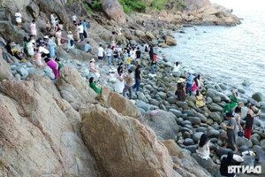 Queen's Beach: The Giant Egg-Shaped Stone Beach in Quy Nhon - image 3