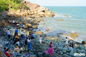 Queen's Beach: The Giant Egg-Shaped Stone Beach in Quy Nhon - image 0