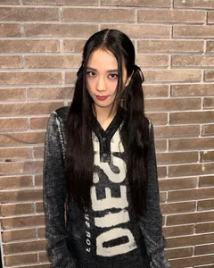 Blackpink Jisoo Hair Style Choices for Her Historic Vietnam Concert - image 3