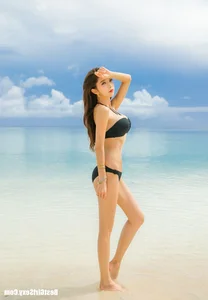 Stunning Park Soo Yeon Bikini Photo Gallery: Fashion and Beauty Inspiration - image 31