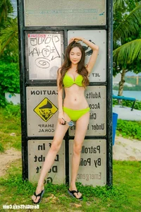 Stunning Park Soo Yeon Bikini Photo Gallery: Fashion and Beauty Inspiration - image 45