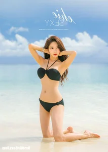 Stunning Park Soo Yeon Bikini Photo Gallery: Fashion and Beauty Inspiration - image 37