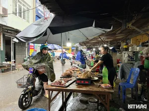 Hanoi Markets and Supermarkets Stabilize: Goods Abundant After Panic Buying Subsides - image 9