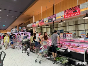 Hanoi Markets and Supermarkets Stabilize: Goods Abundant After Panic Buying Subsides - image 4