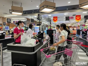 Hanoi Markets and Supermarkets Stabilize: Goods Abundant After Panic Buying Subsides - image 0