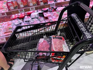 Hanoi Markets and Supermarkets Stabilize: Goods Abundant After Panic Buying Subsides - image 12