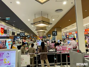 Hanoi Markets and Supermarkets Stabilize: Goods Abundant After Panic Buying Subsides - image 6