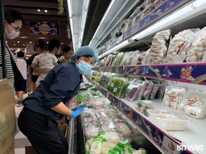Hanoi Markets and Supermarkets Stabilize: Goods Abundant After Panic Buying Subsides - image 7