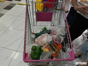 Hanoi Markets and Supermarkets Stabilize: Goods Abundant After Panic Buying Subsides - image 11