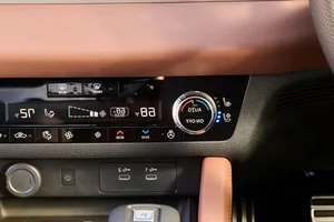 Detailed Look: 2025 Mitsubishi Outlander Trail Edition - image 2