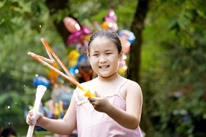 The Stunning Transformation of Tran Thanh's On-Screen Daughter as She Grows Up - image 2