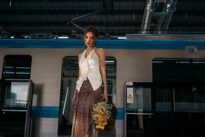 Ho Ngoc Ha Stuns in High-Slit Dress Showcasing Long Legs - image 6