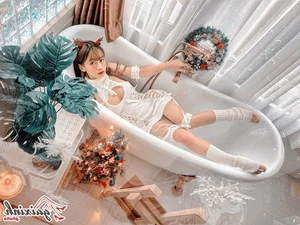 Vietnamese Influencer Le Bong Showcases Stunning Bikini Style and Fitness Journey Online - image 26