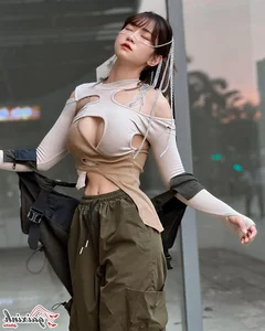 Vietnamese Influencer Le Bong Showcases Stunning Bikini Style and Fitness Journey Online - image 41
