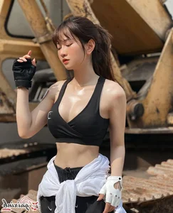 Vietnamese Influencer Le Bong Showcases Stunning Bikini Style and Fitness Journey Online - image 47