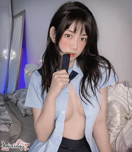 Vietnamese Influencer Le Bong Showcases Stunning Bikini Style and Fitness Journey Online - image 8