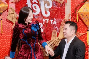 Husband Creates Stunning DIY Tet Photo Studio for His Wife for Just 12 Million VND - image 4