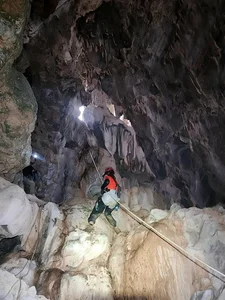 Conquering Canh Cao Sinkhole: A Brave Journey into the Earth's Depths - image 5