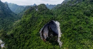 Conquering Canh Cao Sinkhole: A Brave Journey into the Earth's Depths - image 1