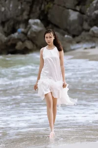 High-Fashion Challenges: Models Struggle During Cao Minh Tien's Floating Runway Show - image 5