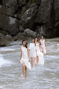 High-Fashion Challenges: Models Struggle During Cao Minh Tien's Floating Runway Show - image 3