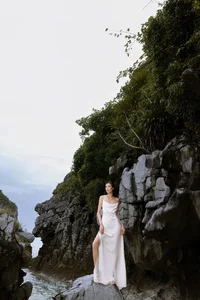 High-Fashion Challenges: Models Struggle During Cao Minh Tien's Floating Runway Show - image 0