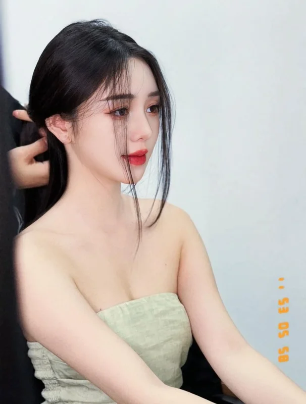 Celebrity Style: Van Dung’s Family Moments and Ky Duyen’s Transitional Fashion