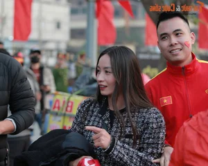 Pitch Beauty Hoang Thi Loan and Friends Cheer on the Vietnam National Team - image 3