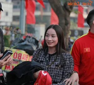 Pitch Beauty Hoang Thi Loan and Friends Cheer on the Vietnam National Team - image 4