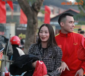 Pitch Beauty Hoang Thi Loan and Friends Cheer on the Vietnam National Team - image 5