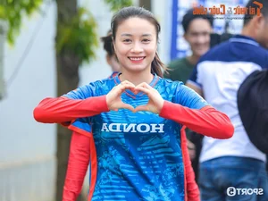Pitch Beauty Hoang Thi Loan and Friends Cheer on the Vietnam National Team - image 1