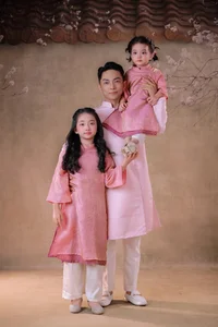 The Adorable Visuals of Lisa and Anna: The Rising Stars of the Khanh Thi - Phan Hien Family - image 0
